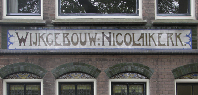 905383 Afbeelding van het tegelplateau 'WIJKGEBOUW NICOLAIKERK' vervaardigd door De Distel te Amsterdam, boven de ...